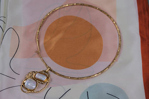 Les Bijoux Intemporels : Collier en Perles, Bagues Élégantes et Colliers Ras de Cou