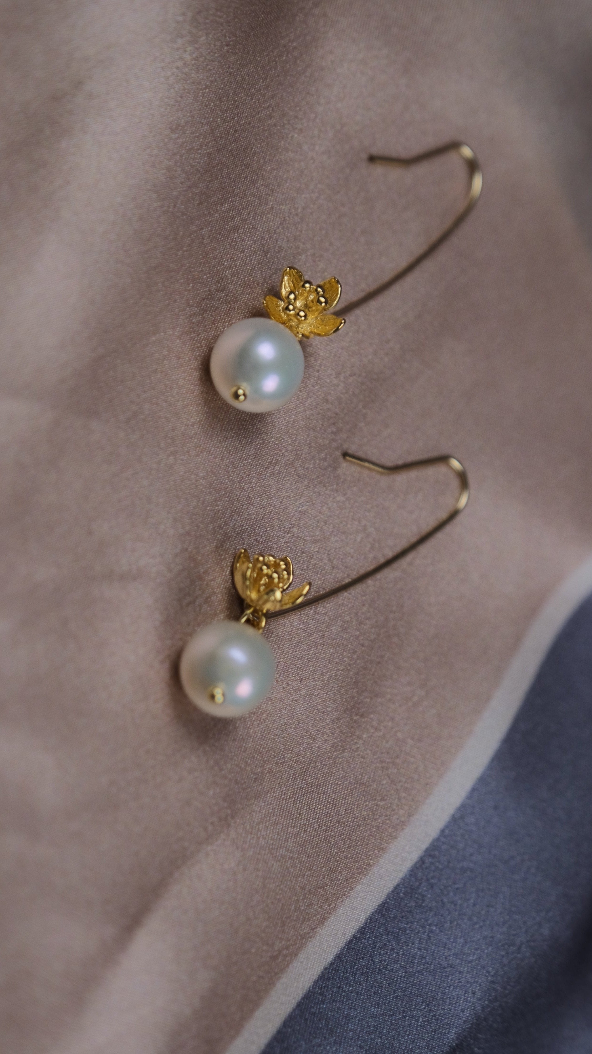Une paire de boucles d’oreilles ornées d’une perle en or laminé 14k, résistantes à l’eau. Leur design élégant et moderne met en valeur la brillance de la perle, tandis que le placage en or laminé assure une durabilité et une résistance à l’eau, rendant ces boucles d’oreilles idéales pour un usage quotidien ou pour des occasions spéciales, tout en ajoutant une touche de sophistication à n’importe quelle tenue- LePetitPaon