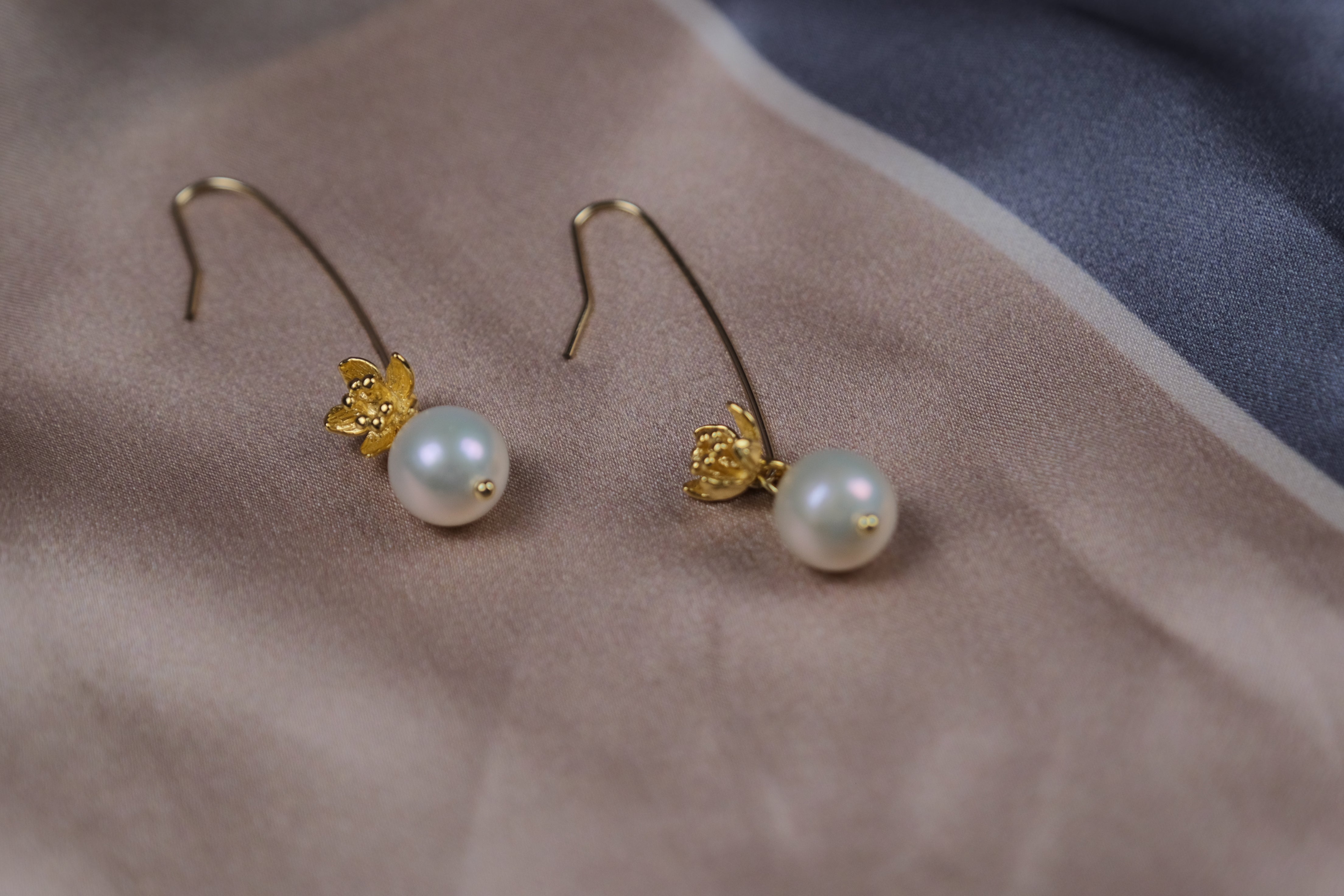 Une paire de boucles d’oreilles ornées d’une perle en or laminé 14k, résistantes à l’eau. Leur design élégant et moderne met en valeur la brillance de la perle, tandis que le placage en or laminé assure une durabilité et une résistance à l’eau, rendant ces boucles d’oreilles idéales pour un usage quotidien ou pour des occasions spéciales
