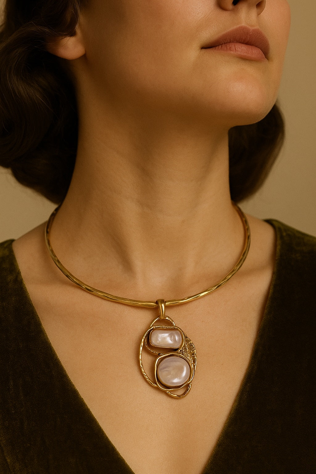 Collier Baroque Doré avec Perles Lumineuses